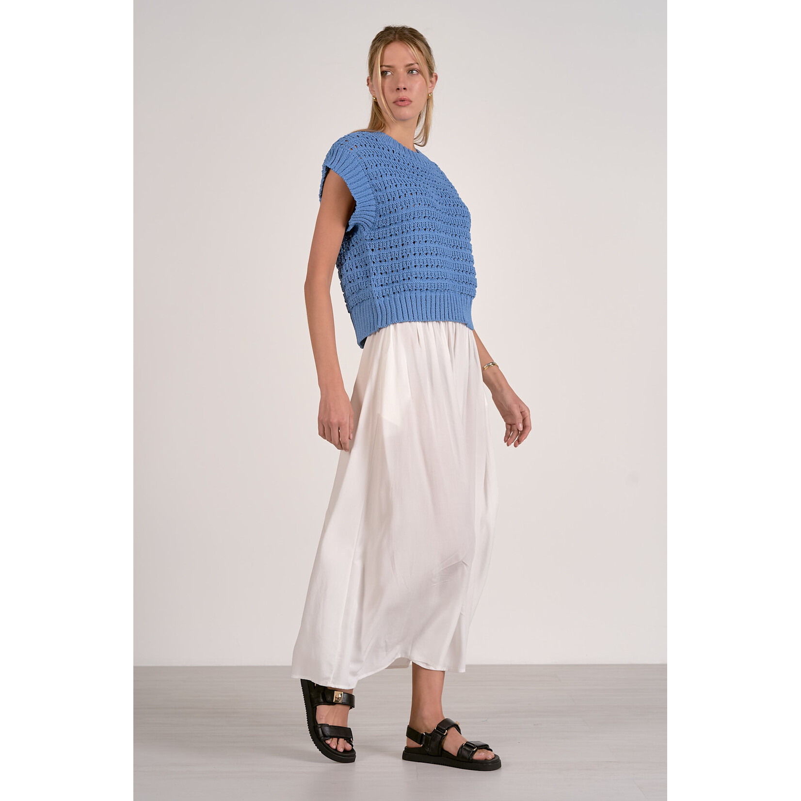 ELECTRIC BLUE KNIT SWEATER