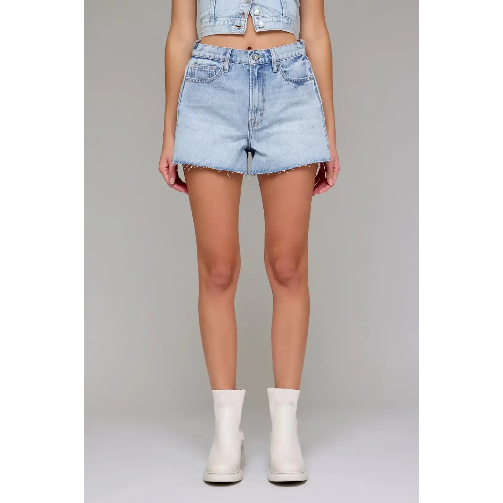 HIDDEN MEDIUM/LIGHT WASH HIGH WAISTED SHORTS