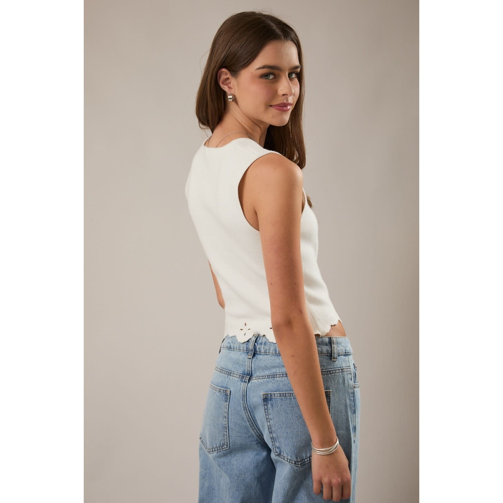 AVAILABLE IN WHITE & BLACK