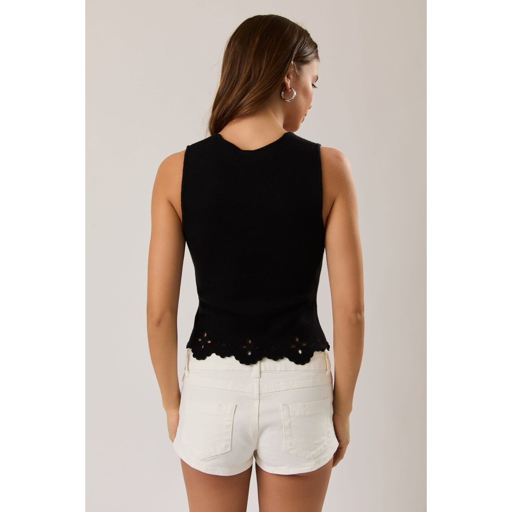 AVAILABLE IN WHITE & BLACK