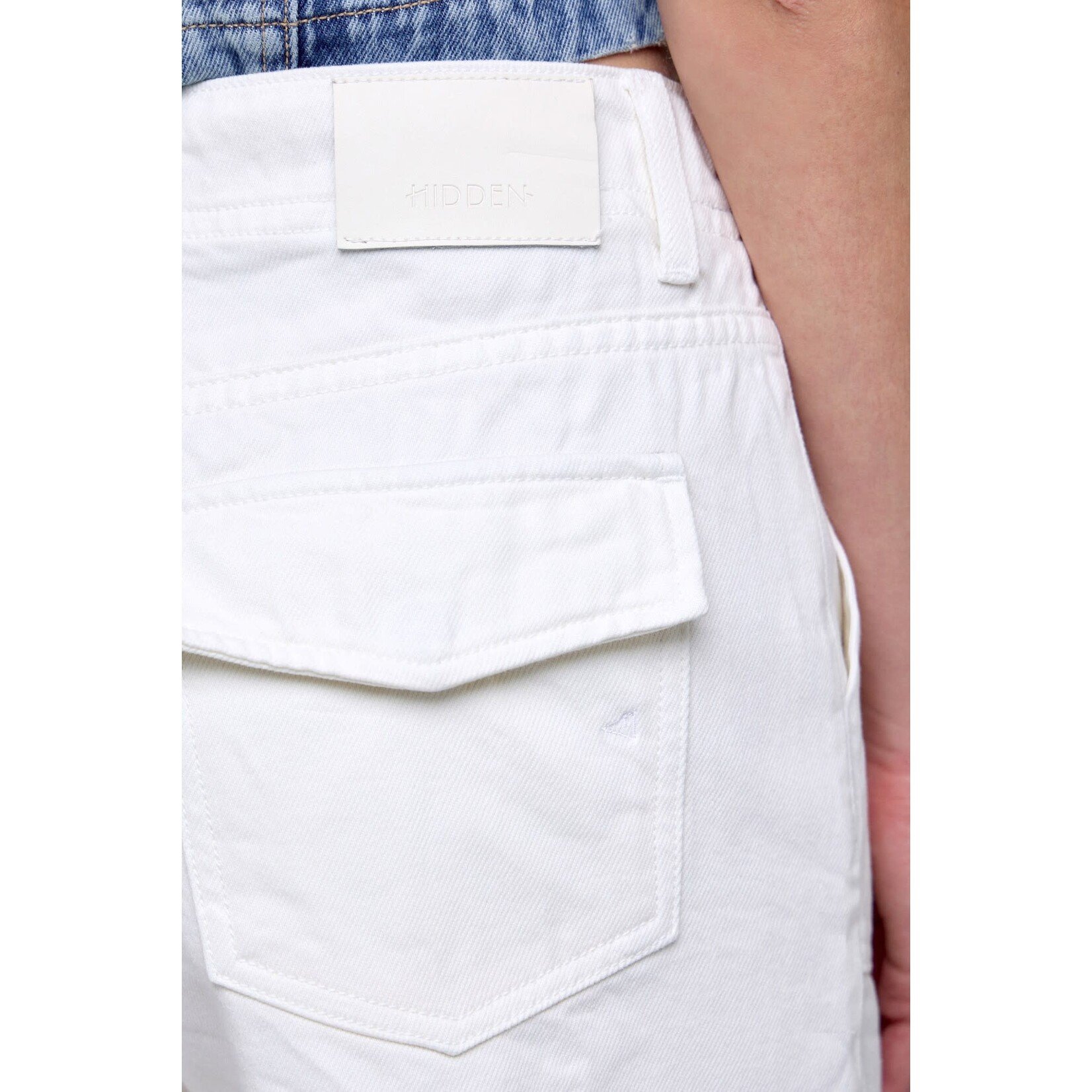 HIDDEN PEARL PATCH POCKET SHORTS