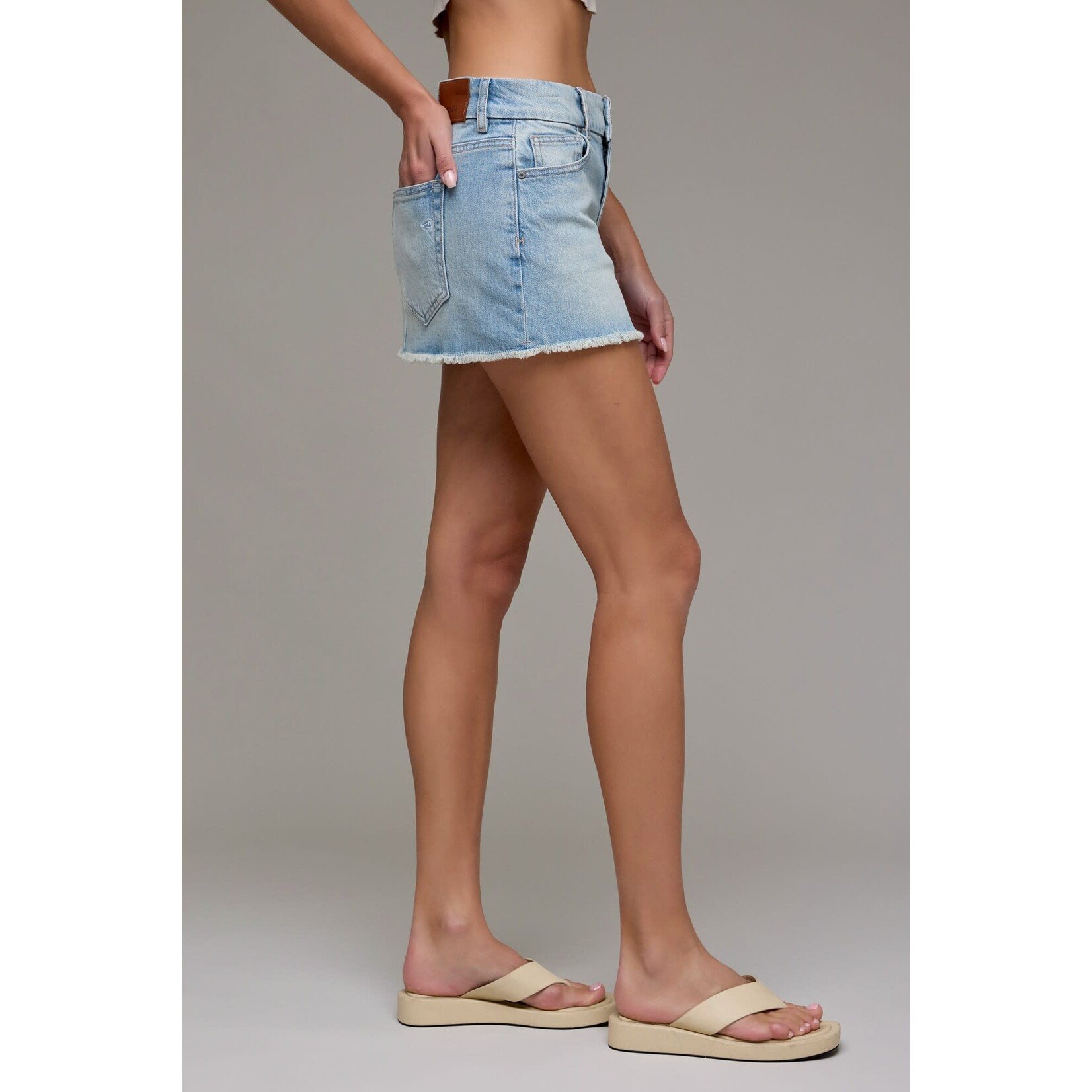 HIDDEN LIGHT WASH MICRO MINI SKIRT