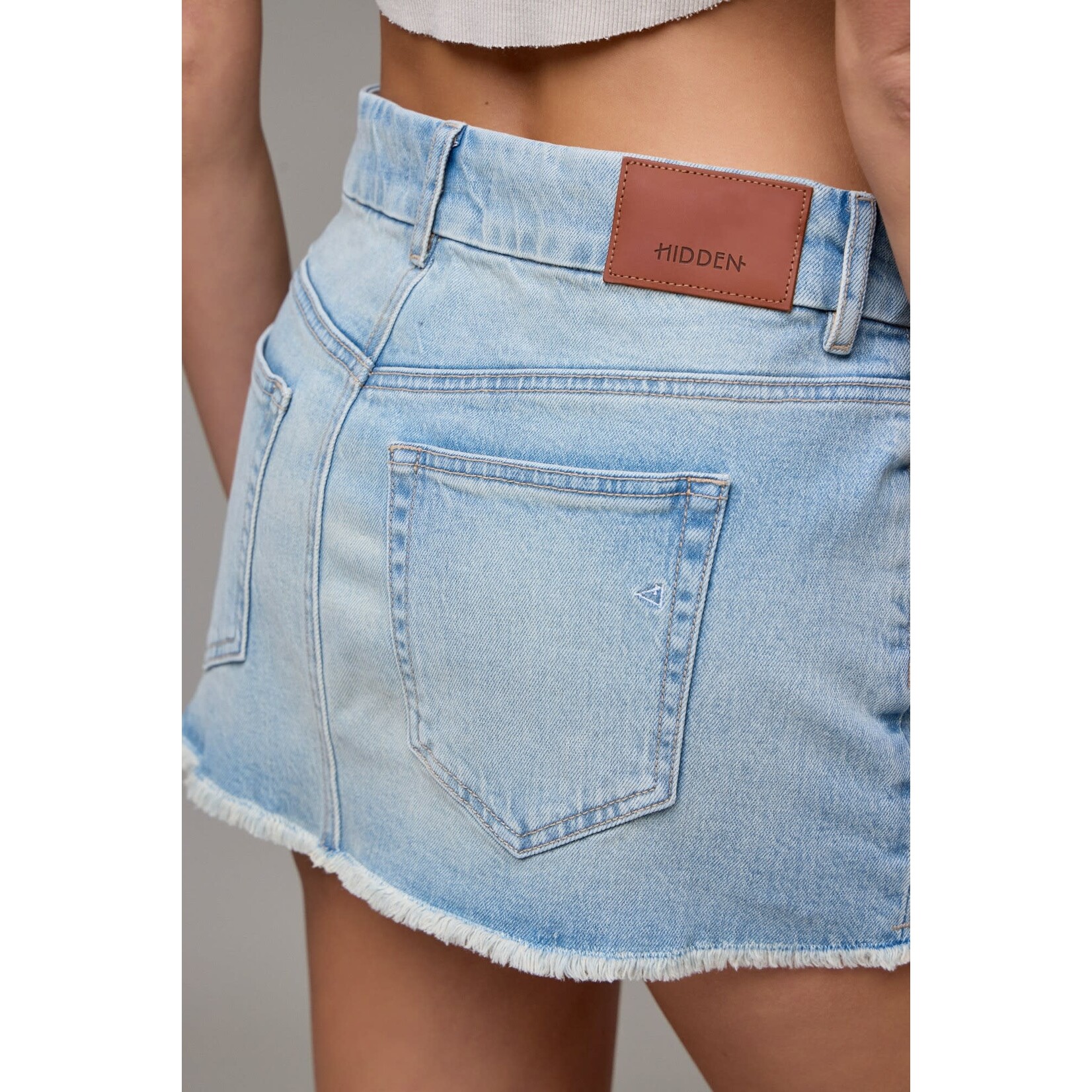 HIDDEN HIDDEN LIGHT WASH MICRO MINI SKIRT