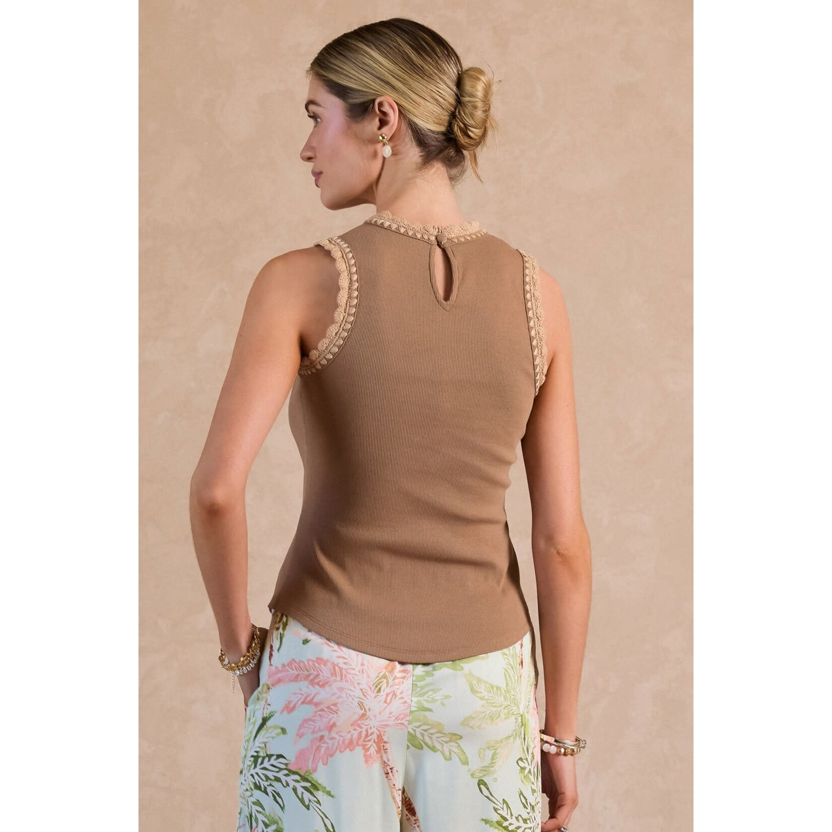 AVAILABLE IN SAND AND WHITE