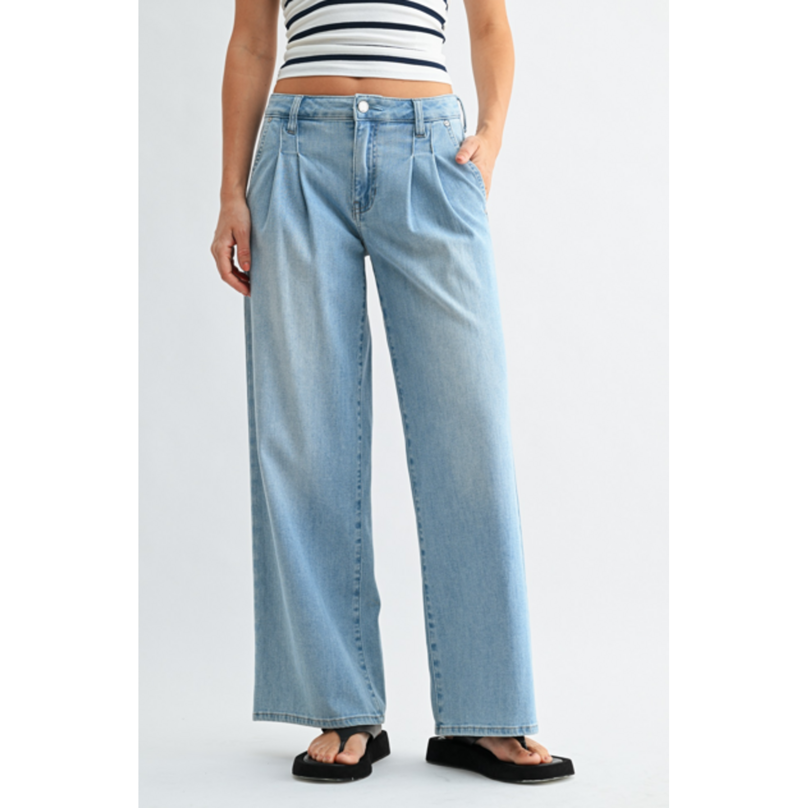 LIGHTWEIGHT PLEATED WIDE LEG JEAN