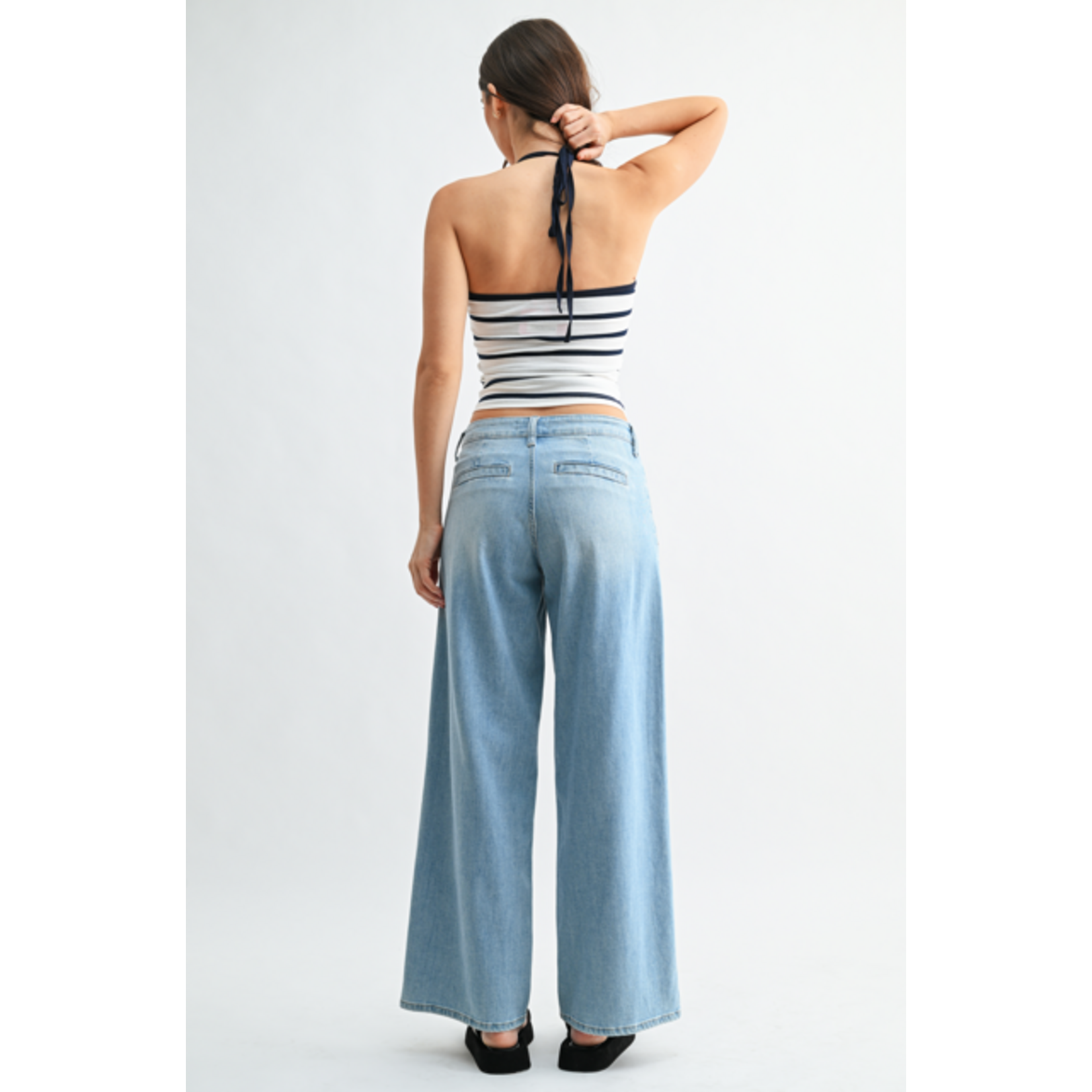 LIGHTWEIGHT PLEATED WIDE LEG JEAN