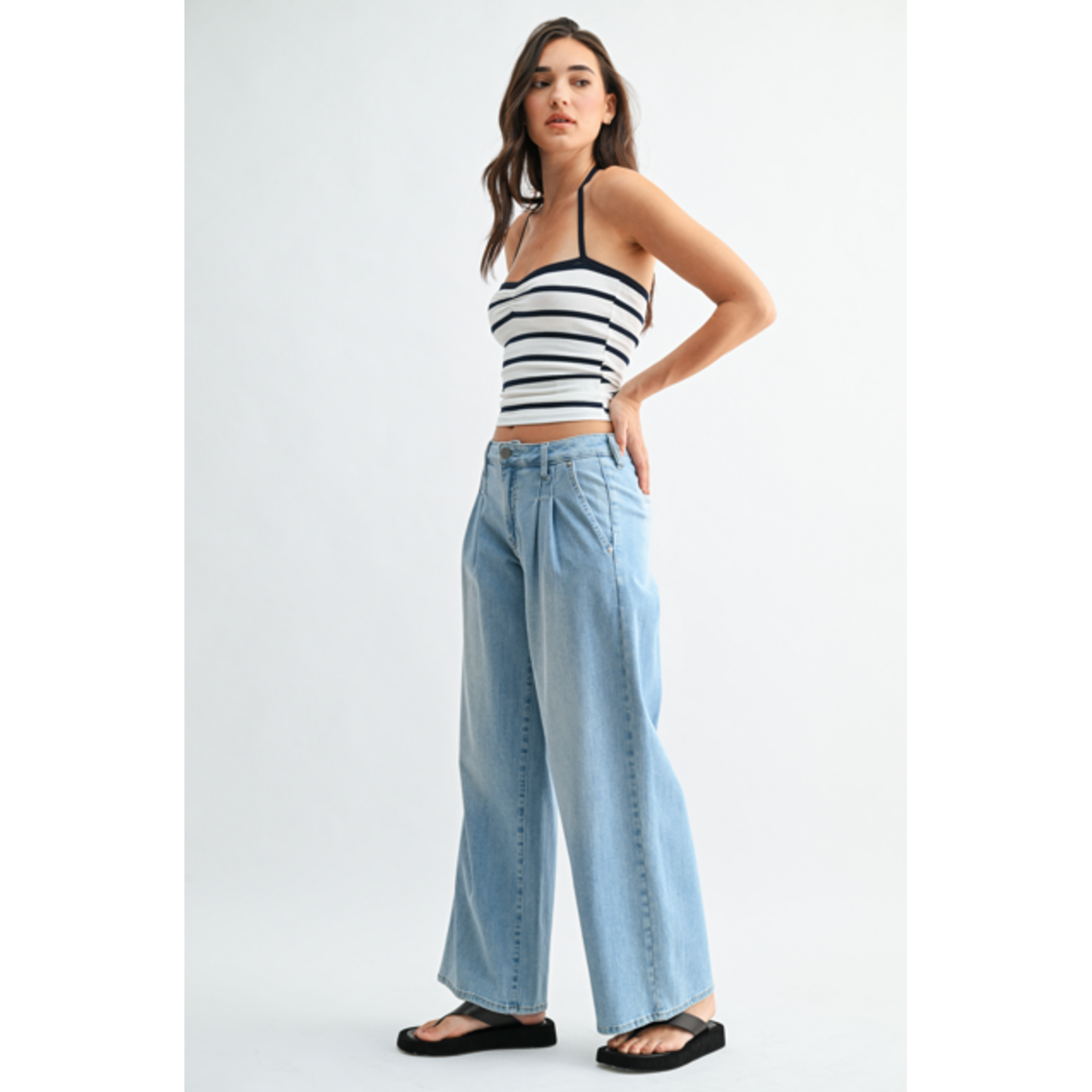 LIGHTWEIGHT PLEATED WIDE LEG JEAN