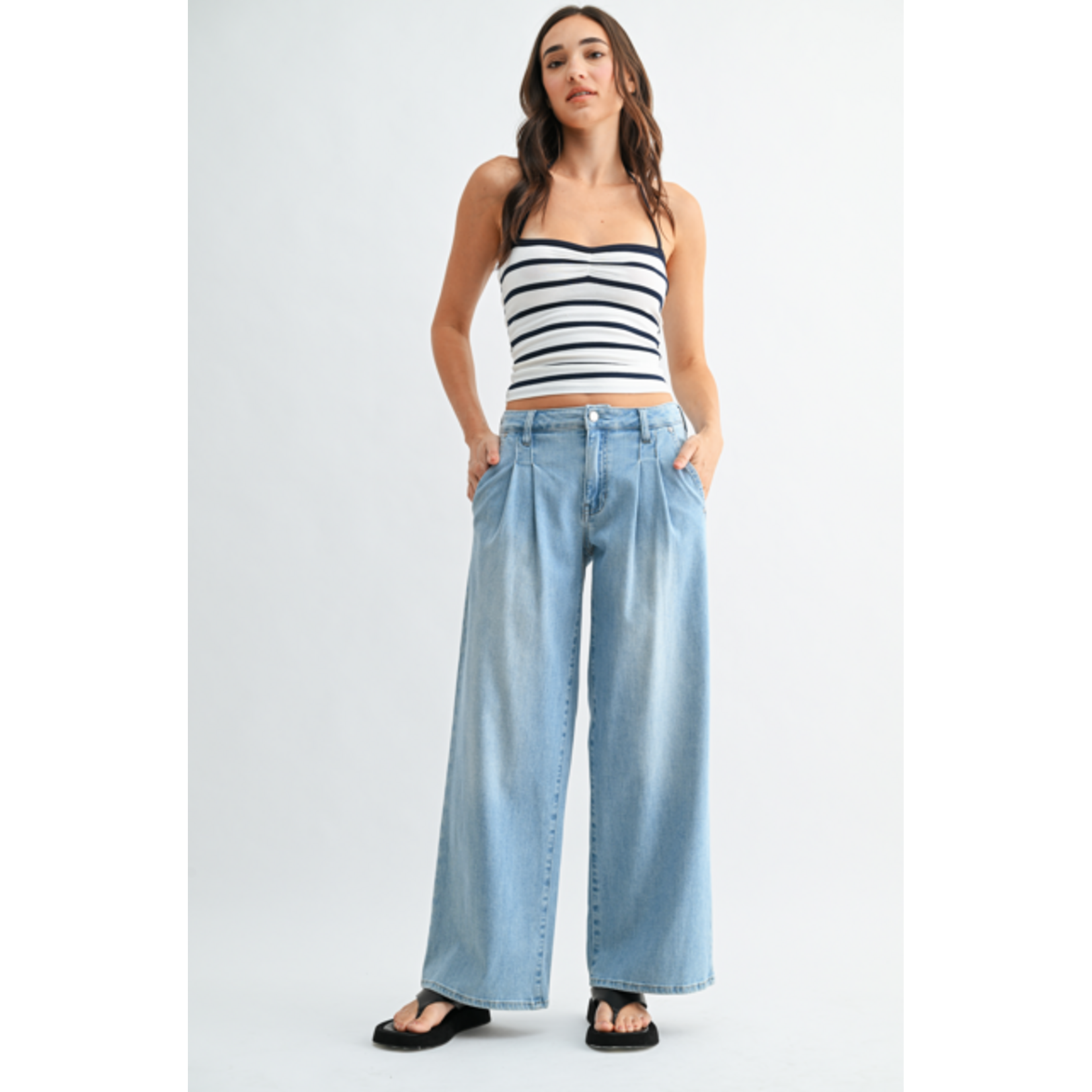 LIGHTWEIGHT PLEATED WIDE LEG JEAN