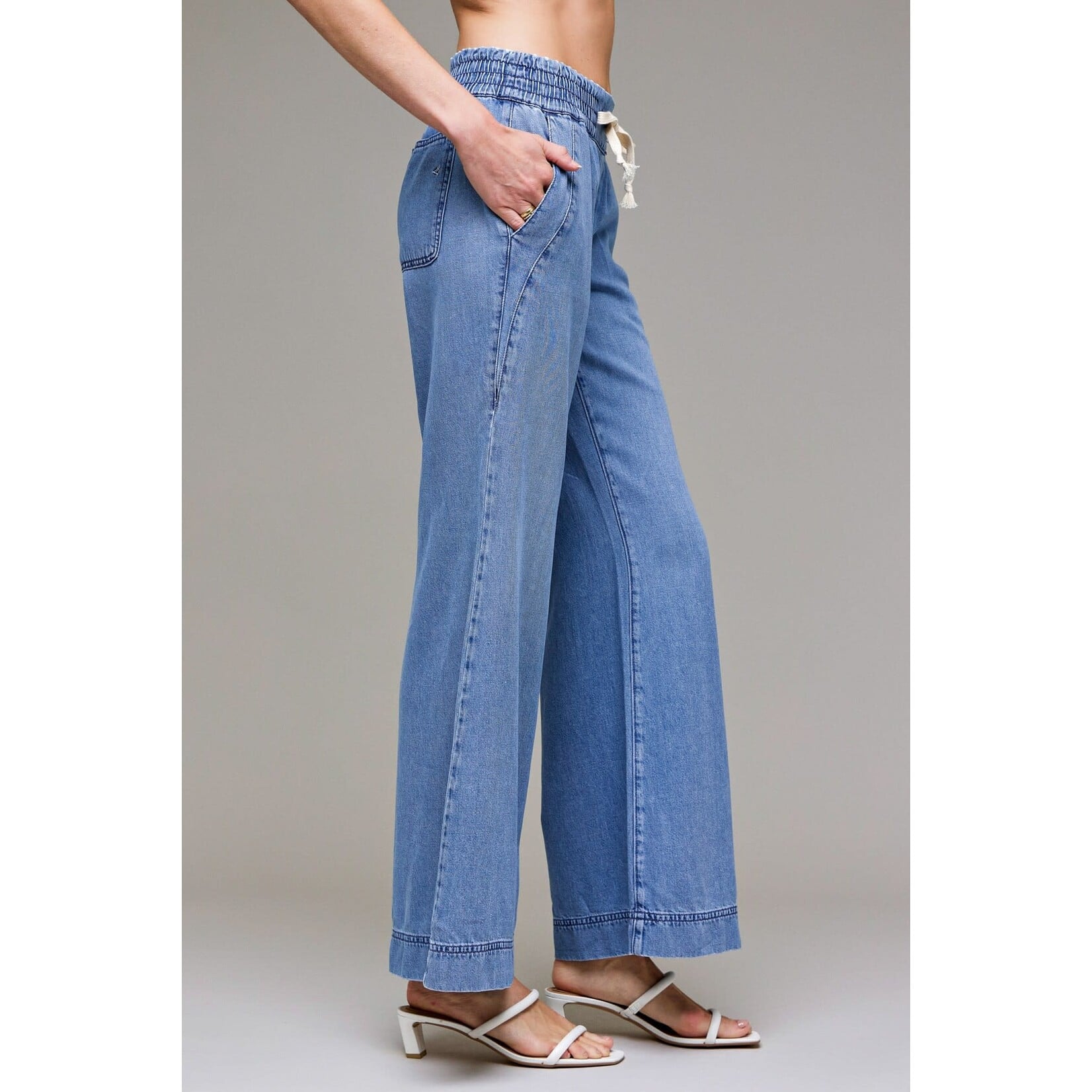 HIDDEN MEDIUM WASH WIDE LEG