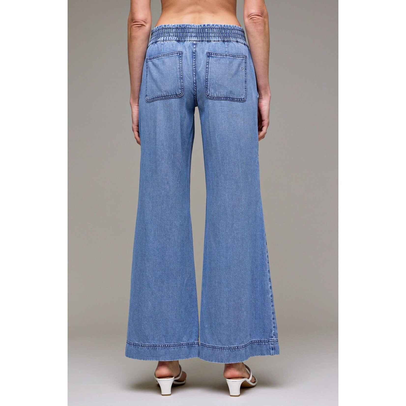 HIDDEN MEDIUM WASH WIDE LEG