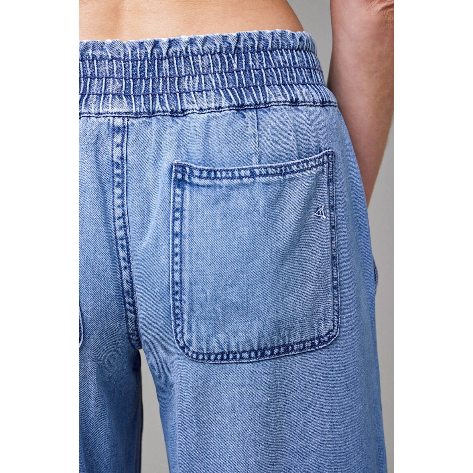 HIDDEN MEDIUM WASH WIDE LEG