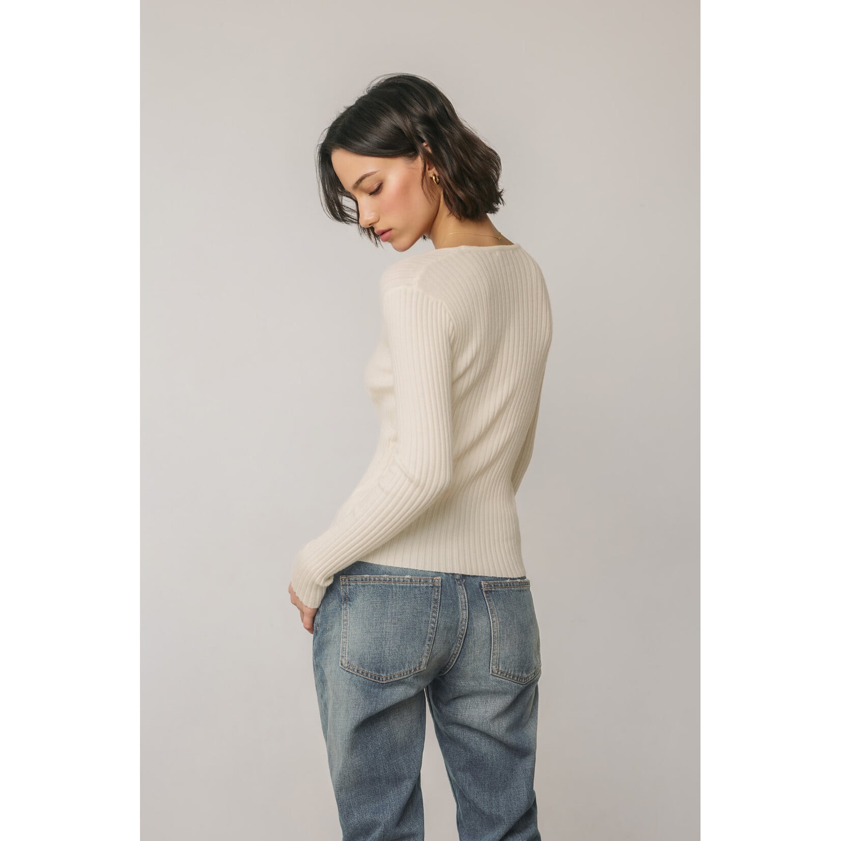 AVAILABLE IN BLACK, IVORY, AND BROWN