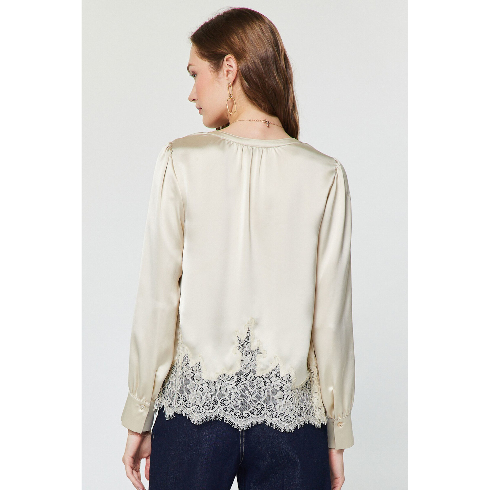 AVAILABLE IN ECRU AND MOCHA