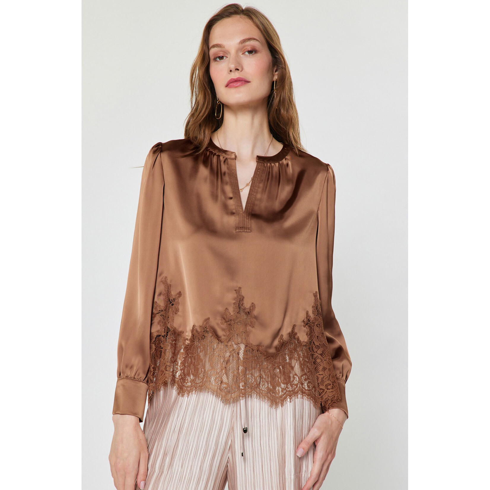 AVAILABLE IN ECRU AND MOCHA