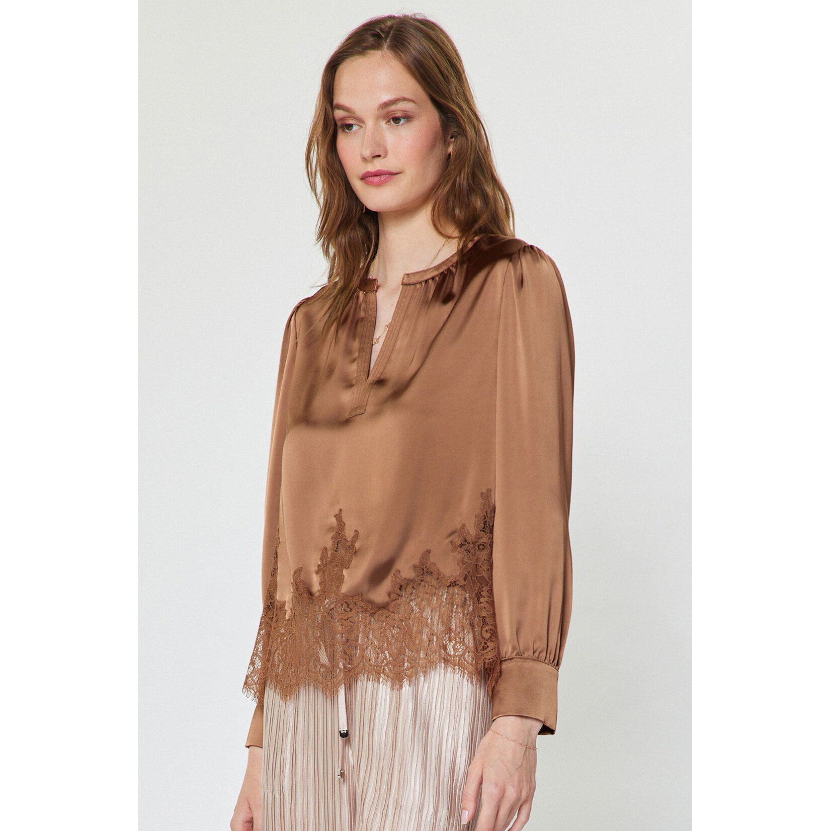 AVAILABLE IN ECRU AND MOCHA