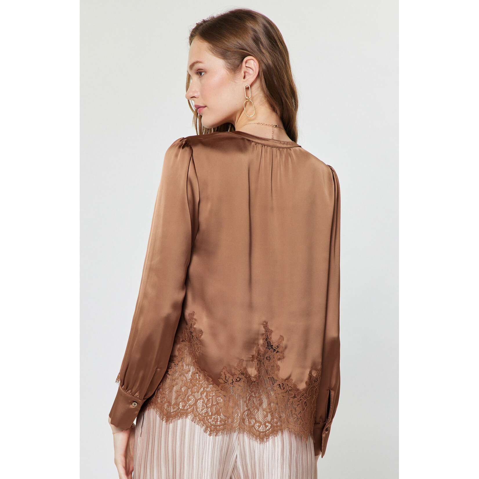 AVAILABLE IN ECRU AND MOCHA