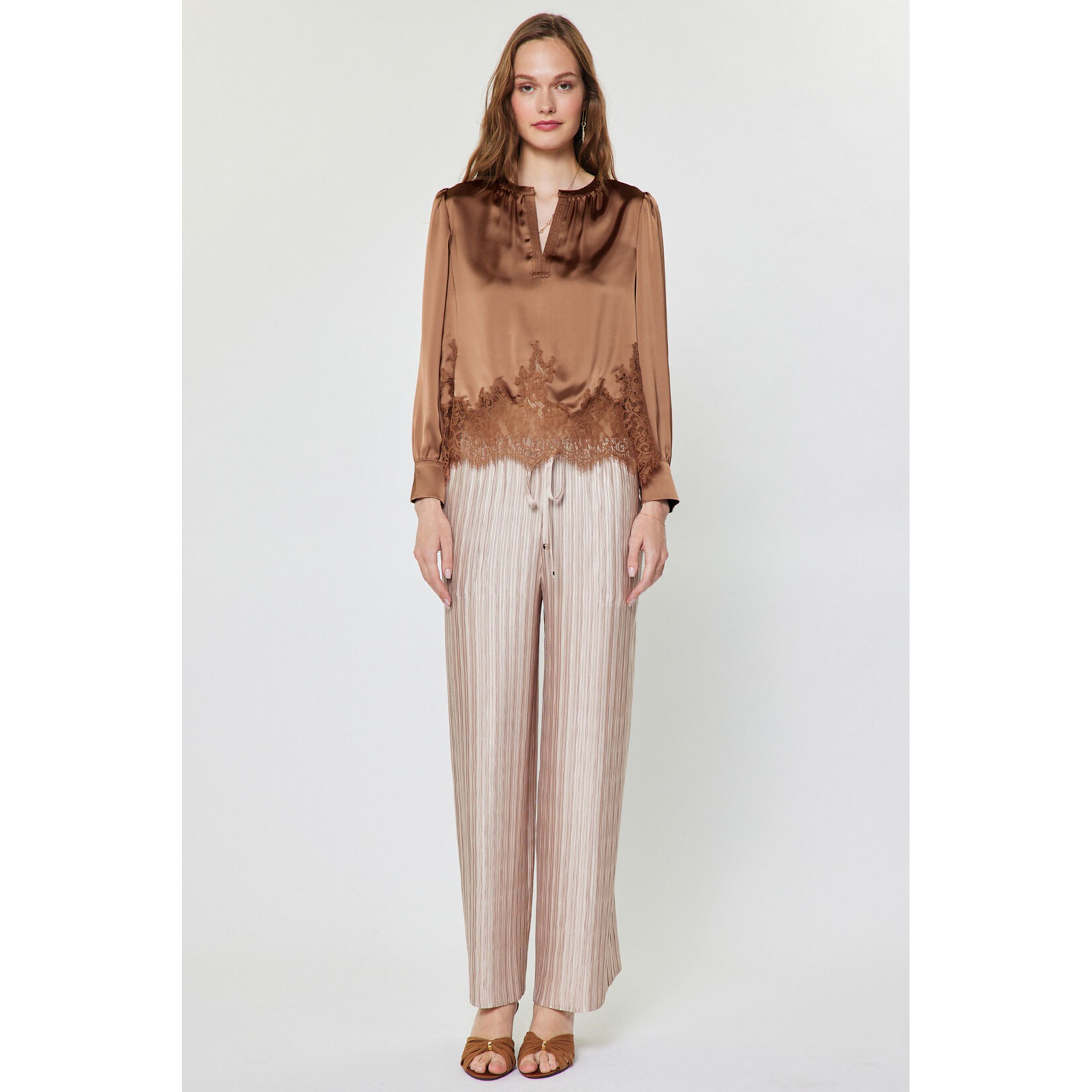 AVAILABLE IN ECRU AND MOCHA