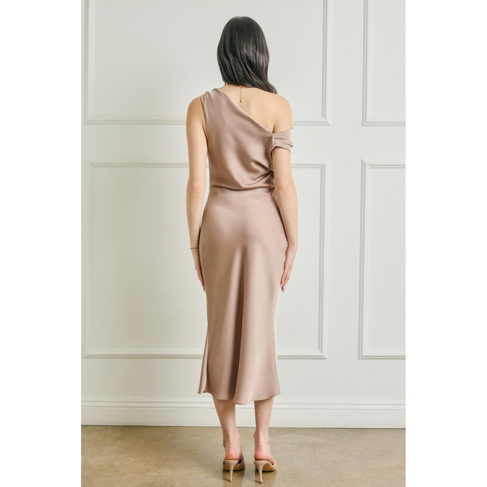AVAILABLE IN CHAMPAGNE & BLACK