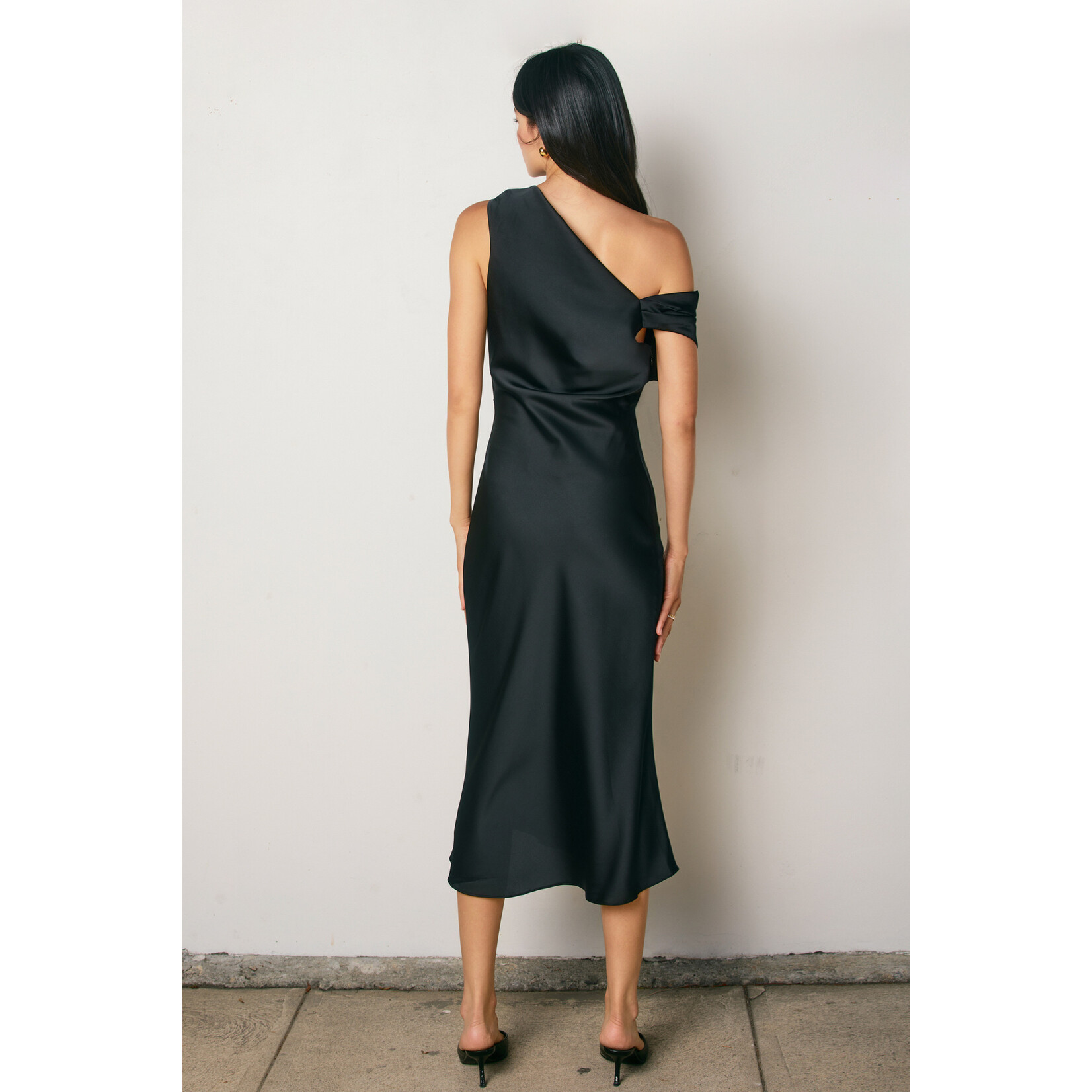 AVAILABLE IN CHAMPAGNE & BLACK