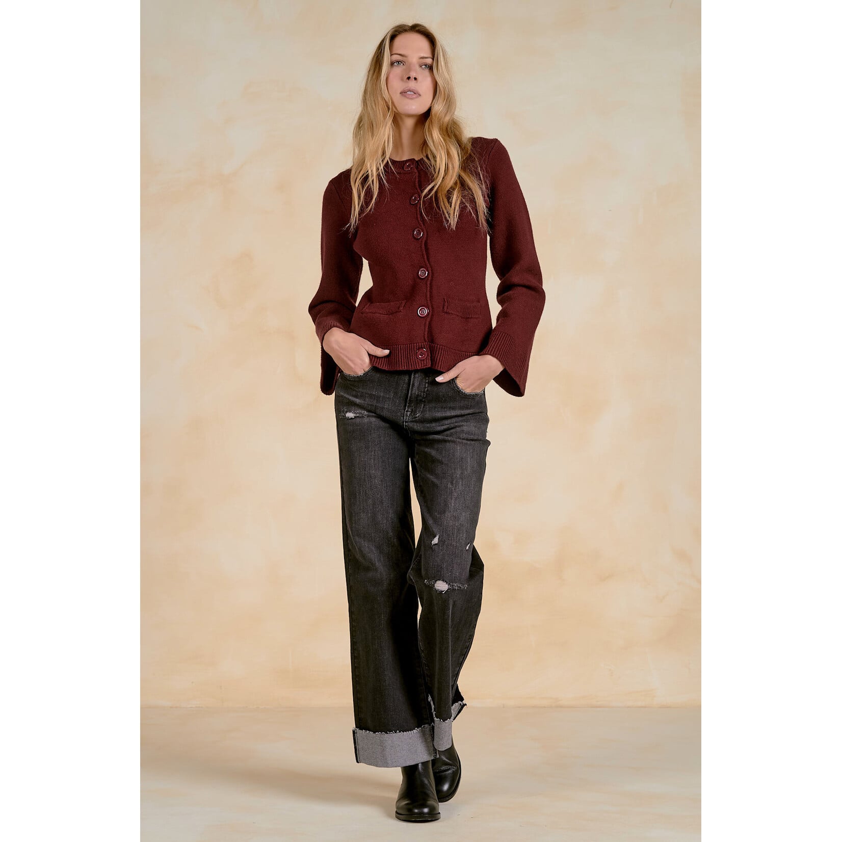 elan AVAILABLE IN BURGUNDY & STONE