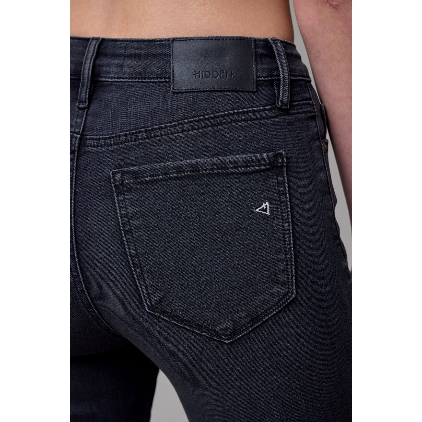 HIDDEN HIGH RISE FRAYED HEM CROPPED FLARE