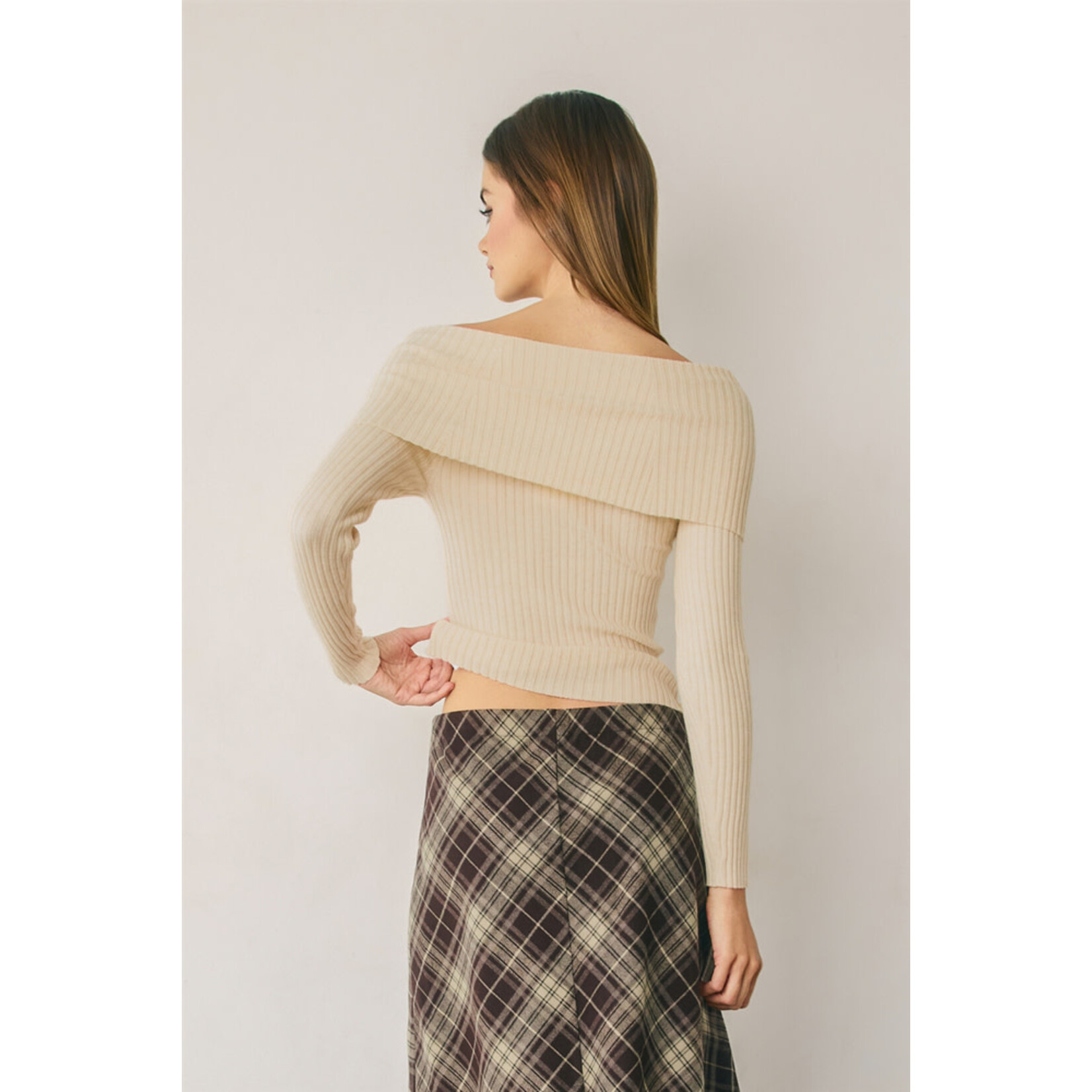 AVAILABLE IN ESPRESSO & CREAM