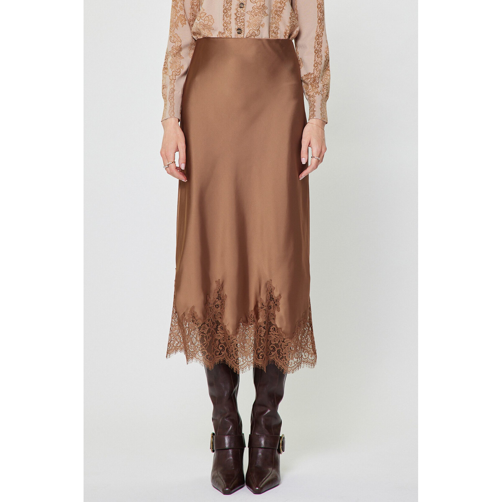 AVAILABLE IN ECRU & MOCHA MOUSSE
