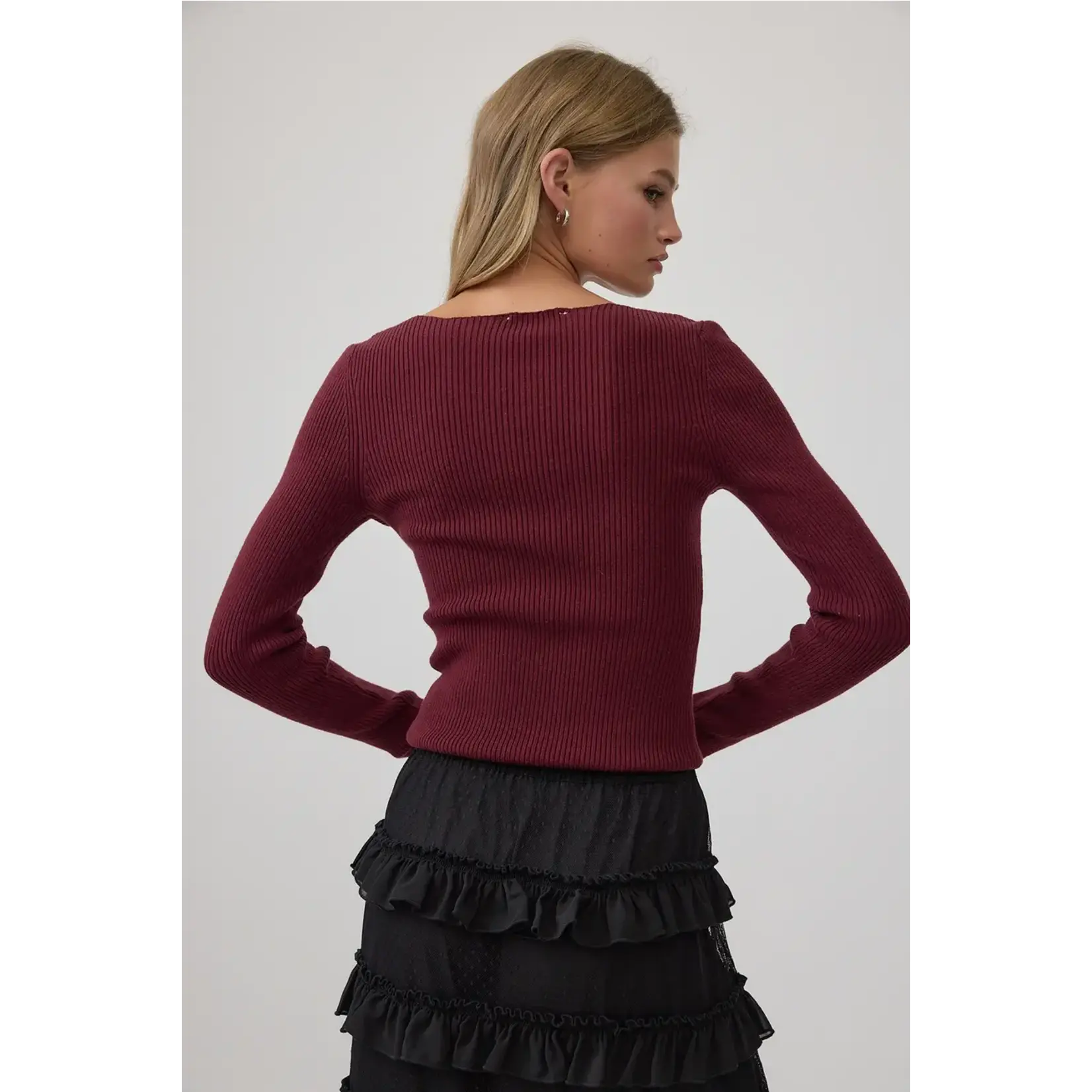 AVAILABLE IN BLACK & WINE
