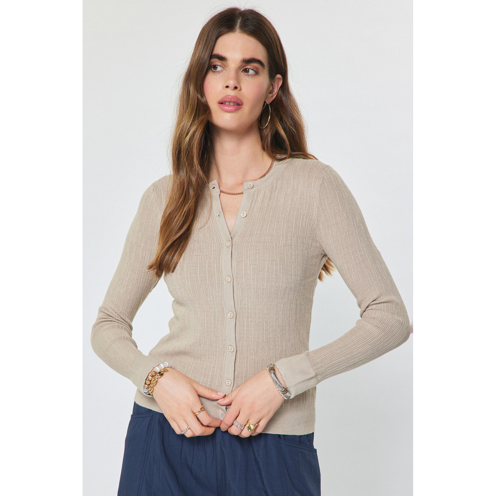 AVAILABLE IN WHITE, LIGHT TAUPE AND BLACK