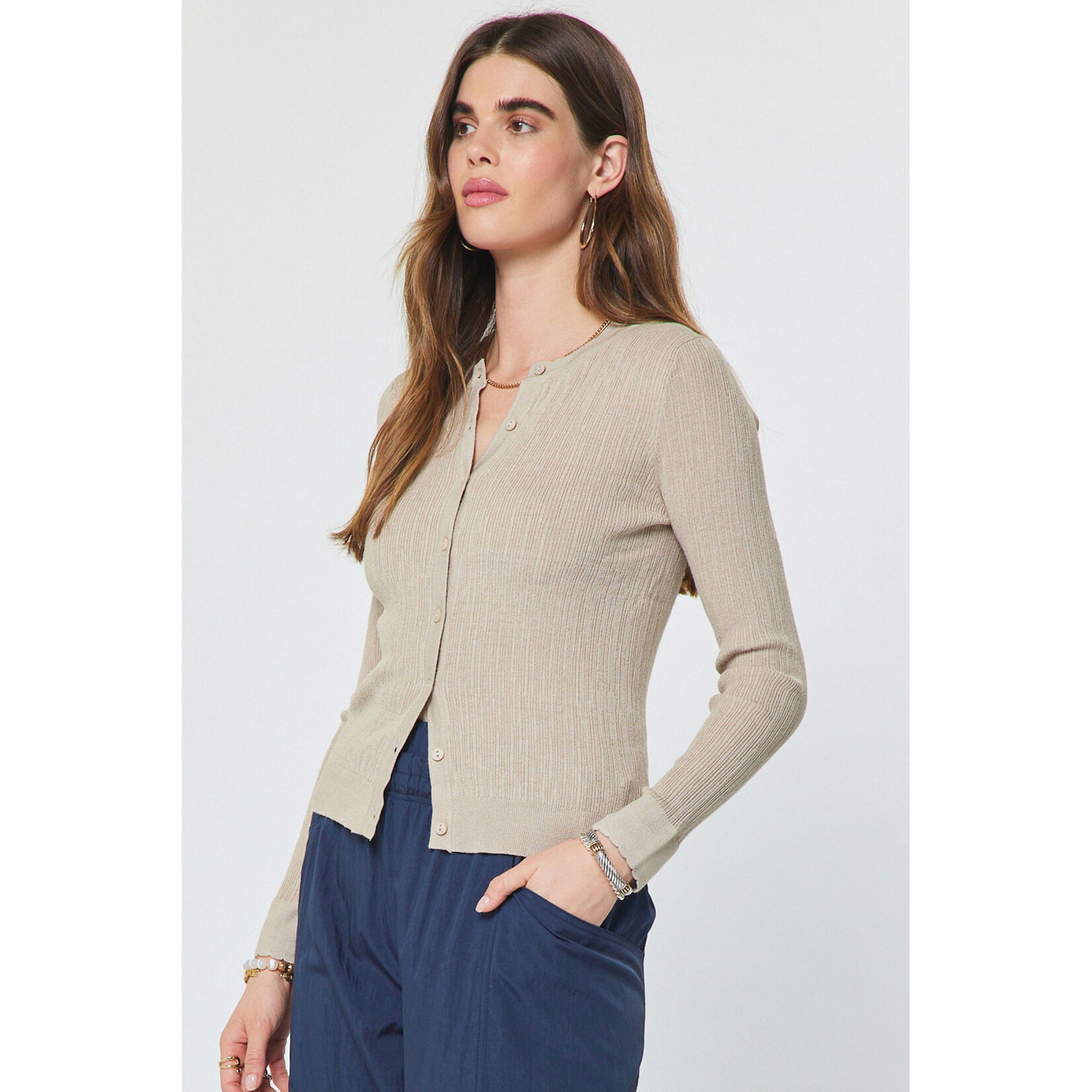 AVAILABLE IN WHITE, LIGHT TAUPE AND BLACK