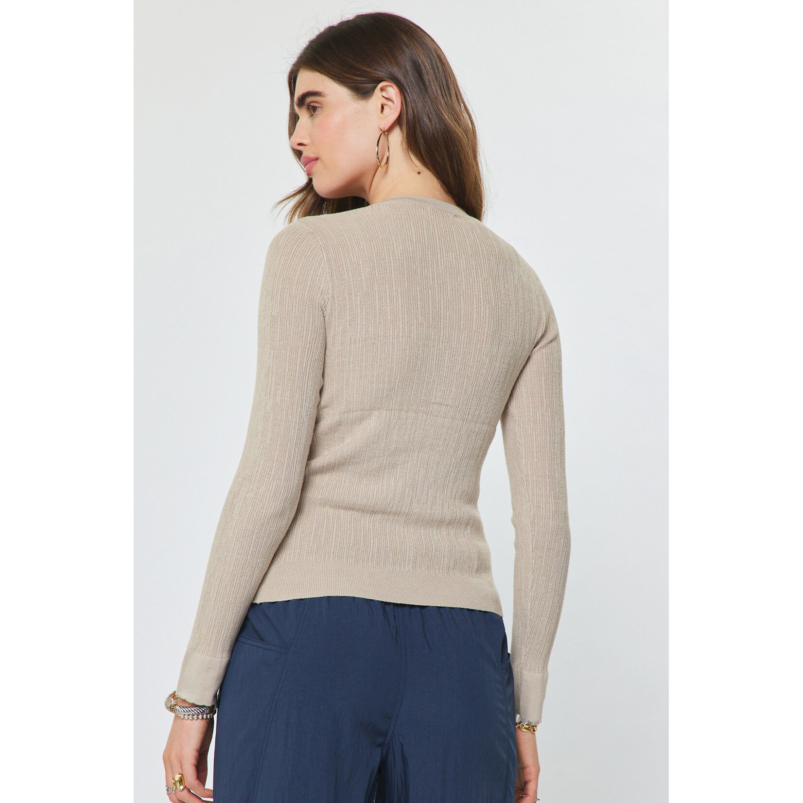 AVAILABLE IN WHITE, LIGHT TAUPE AND BLACK