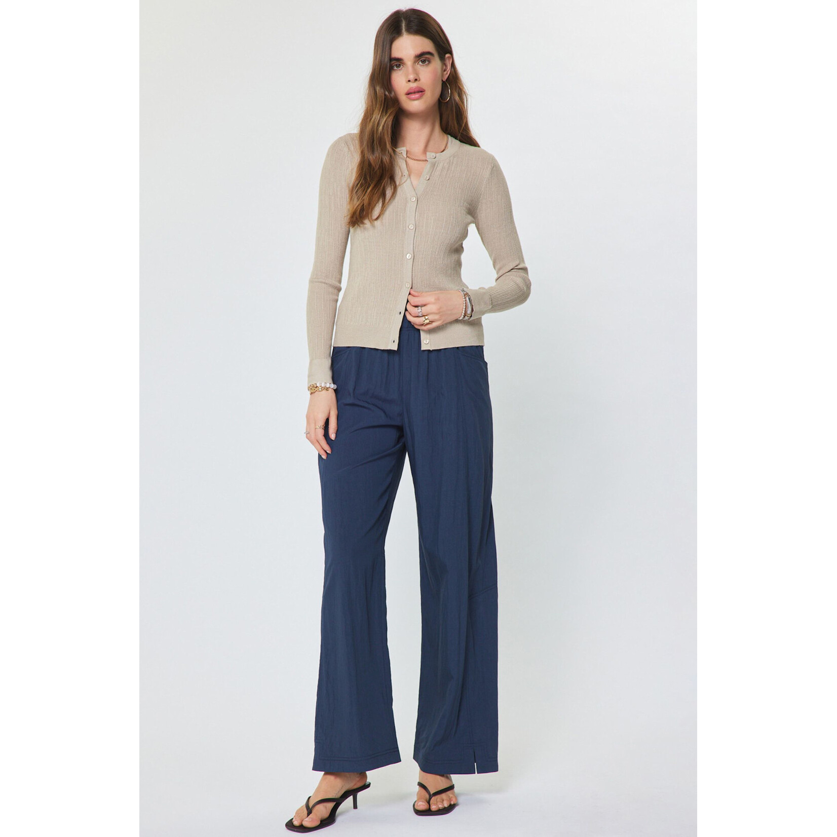 AVAILABLE IN WHITE, LIGHT TAUPE AND BLACK