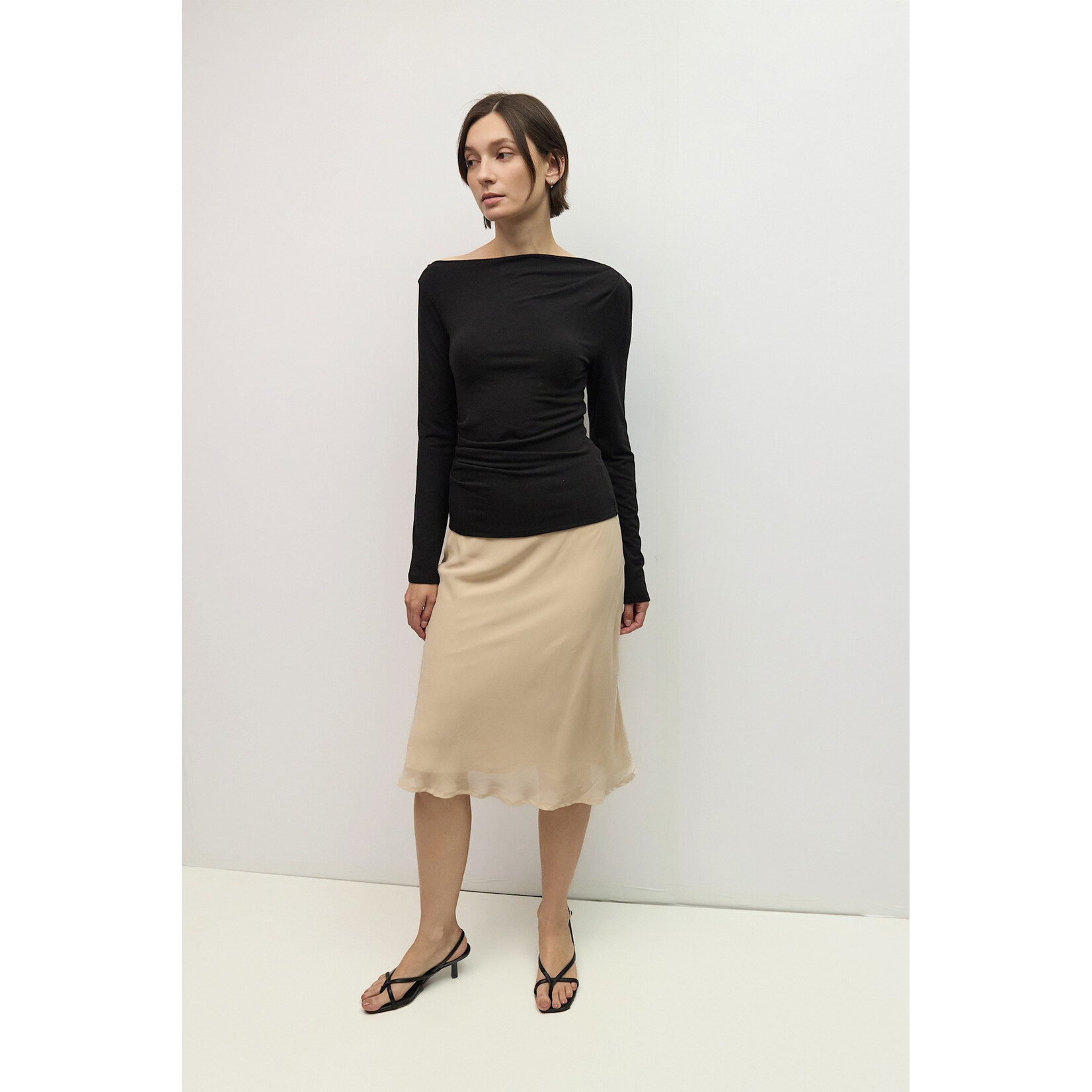 AVAILABLE IN IVORY AND BLACK