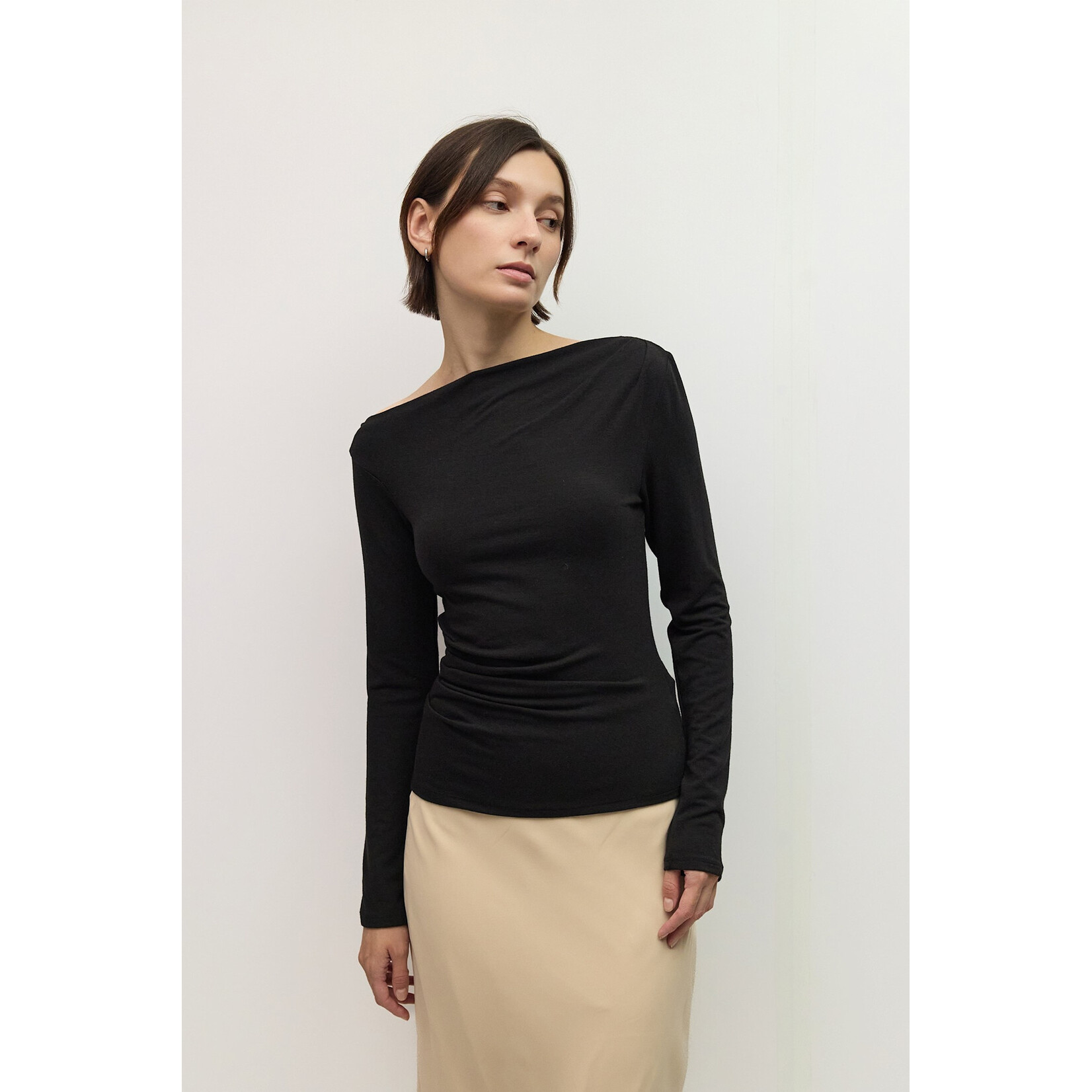 AVAILABLE IN IVORY AND BLACK