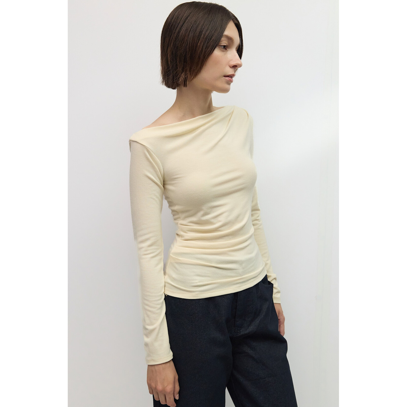 AVAILABLE IN IVORY AND BLACK