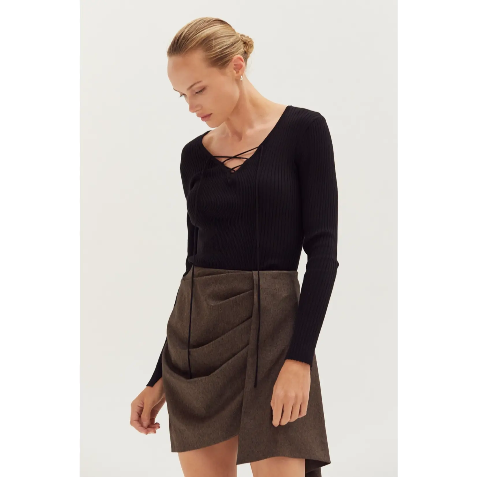 AVAILABLE IN CREAM AND BLACK