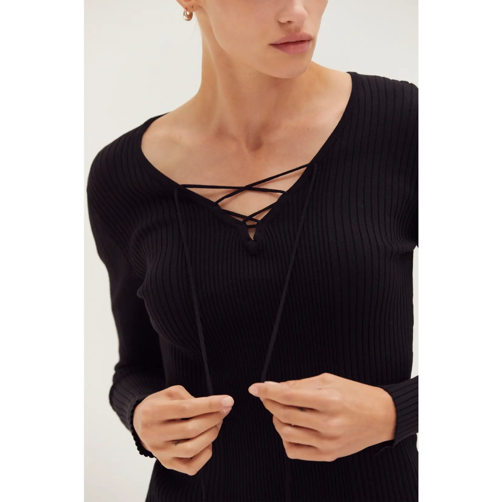 AVAILABLE IN CREAM AND BLACK
