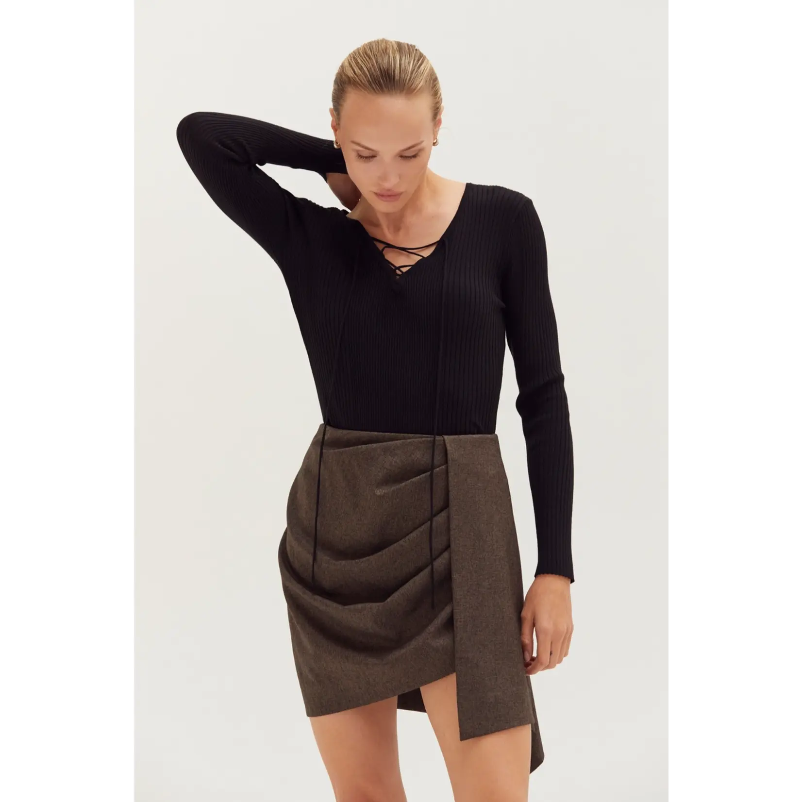 AVAILABLE IN CREAM AND BLACK