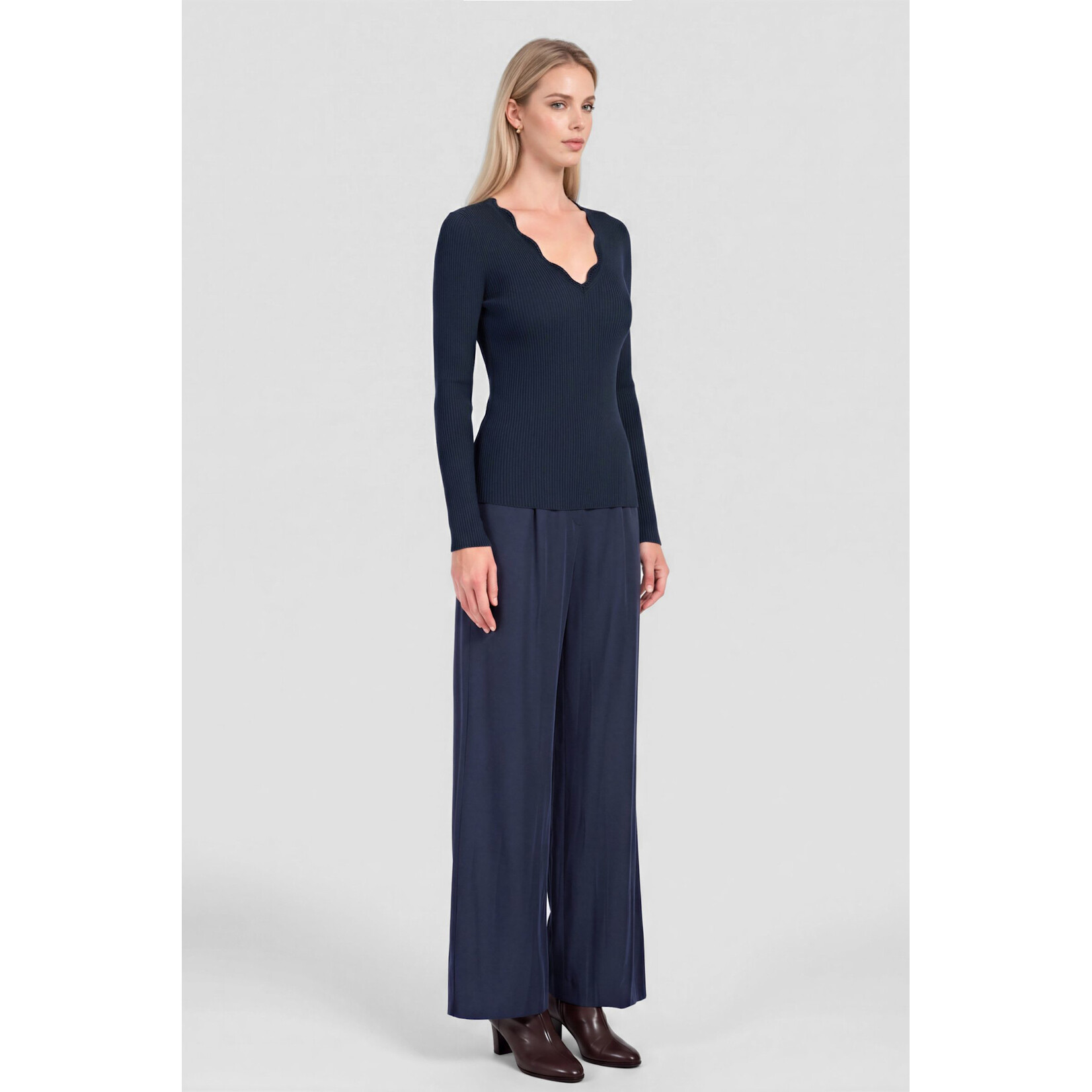 AVAILABLE IN NAVY AND GREEN