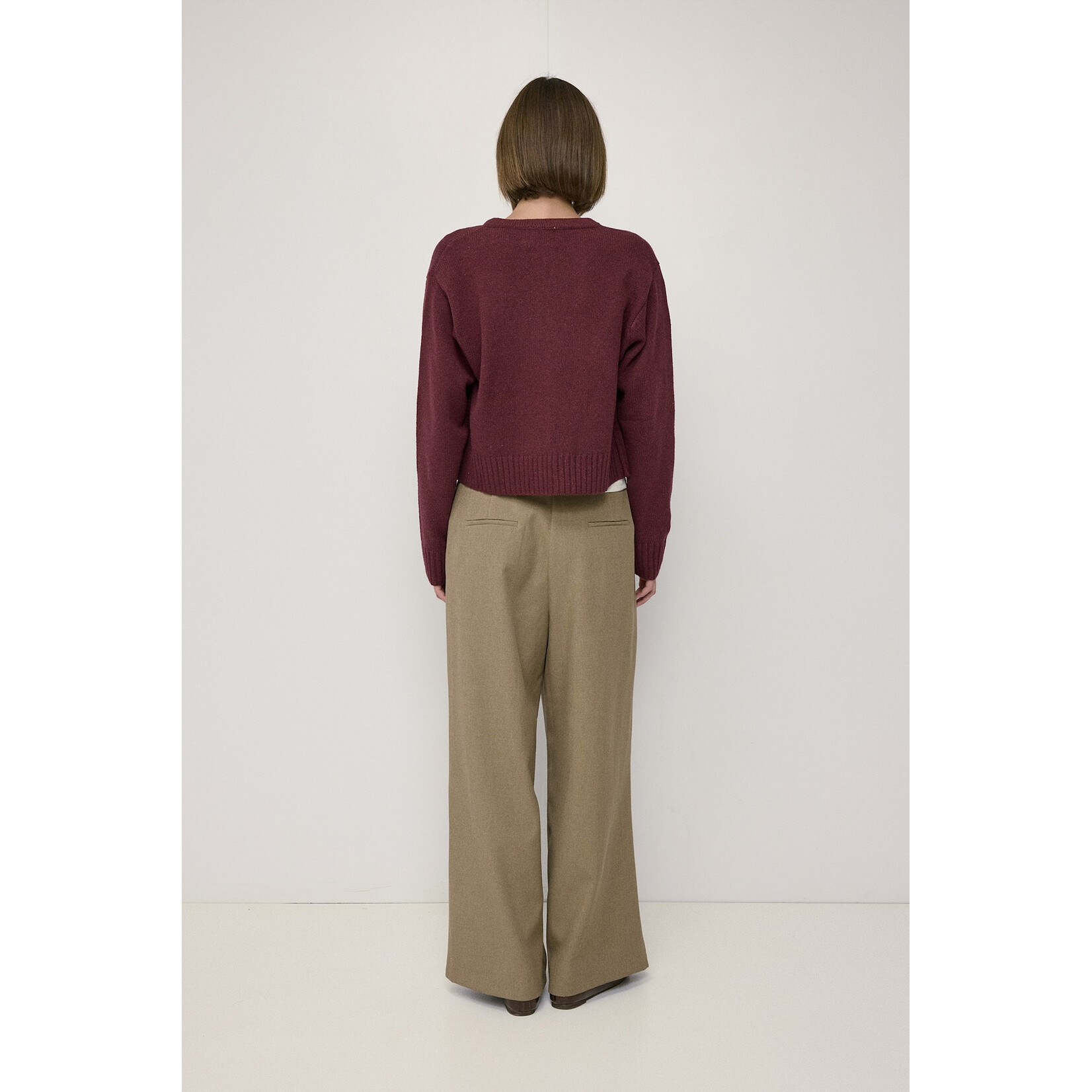 AVAILABLE IN WINE AND TAUPE