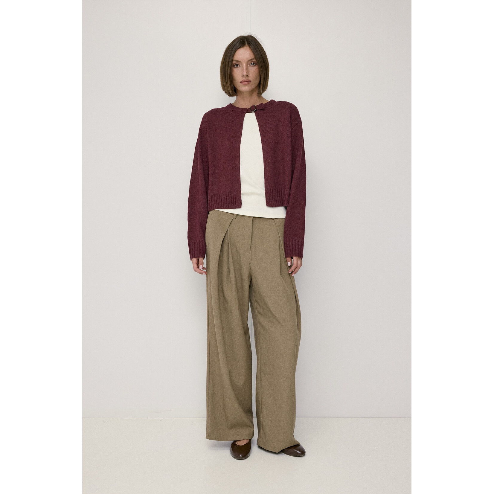 AVAILABLE IN WINE AND TAUPE
