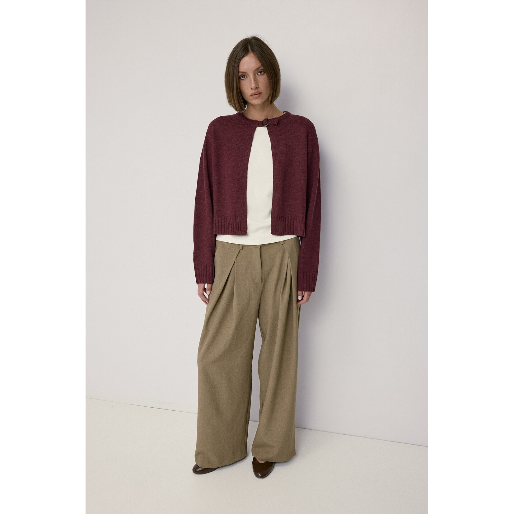 AVAILABLE IN WINE AND TAUPE