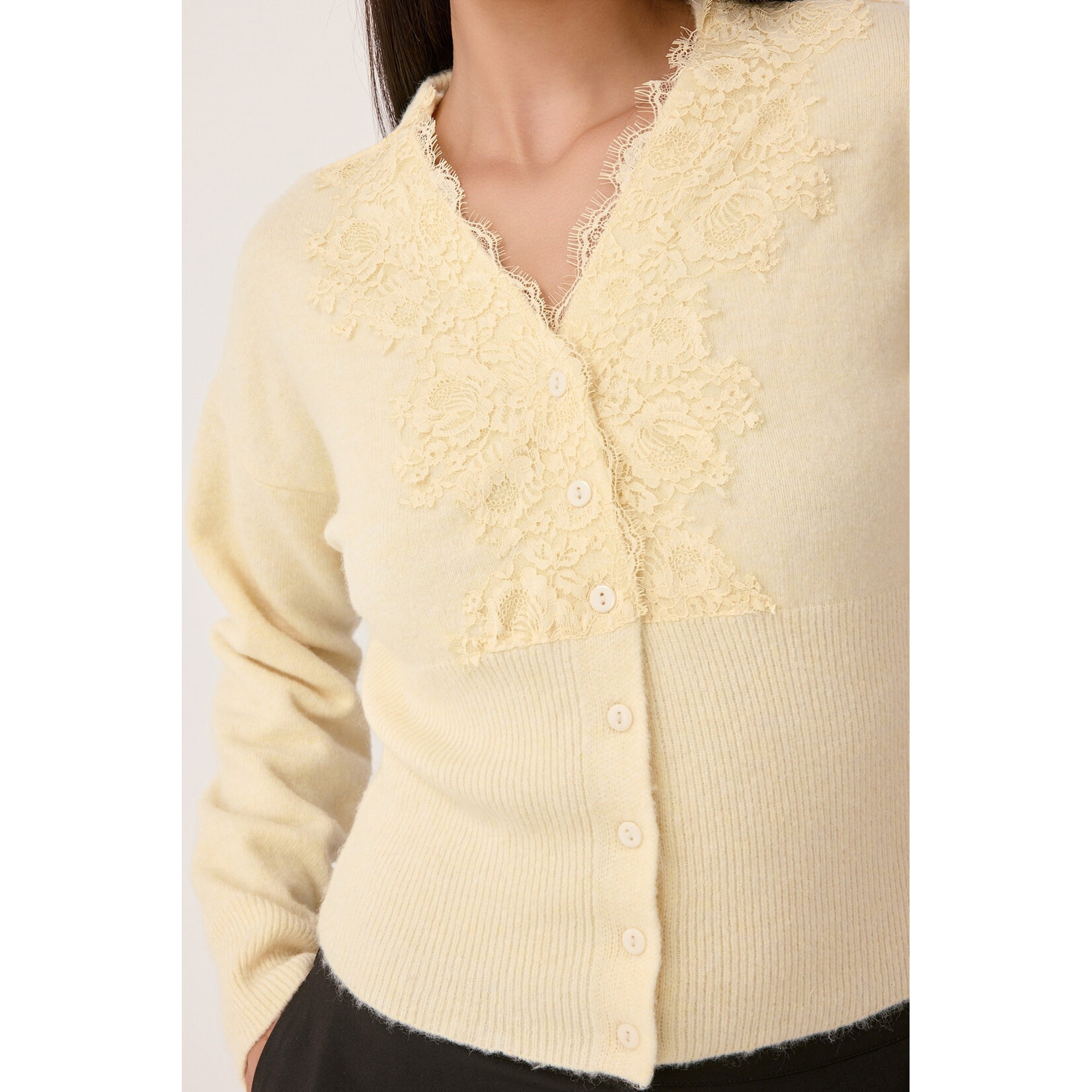 AVAILABLE IN CREAM & WHITE