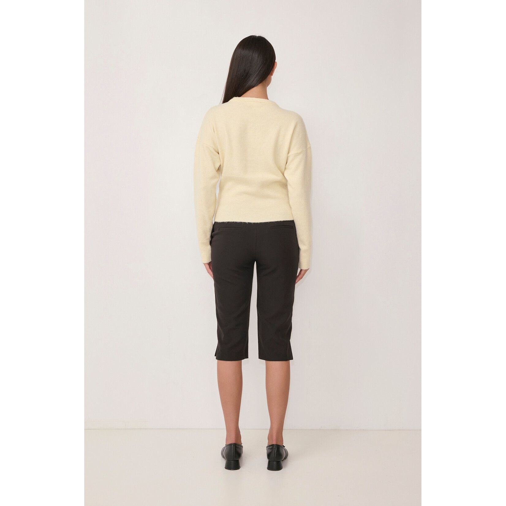 AVAILABLE IN CREAM & WHITE