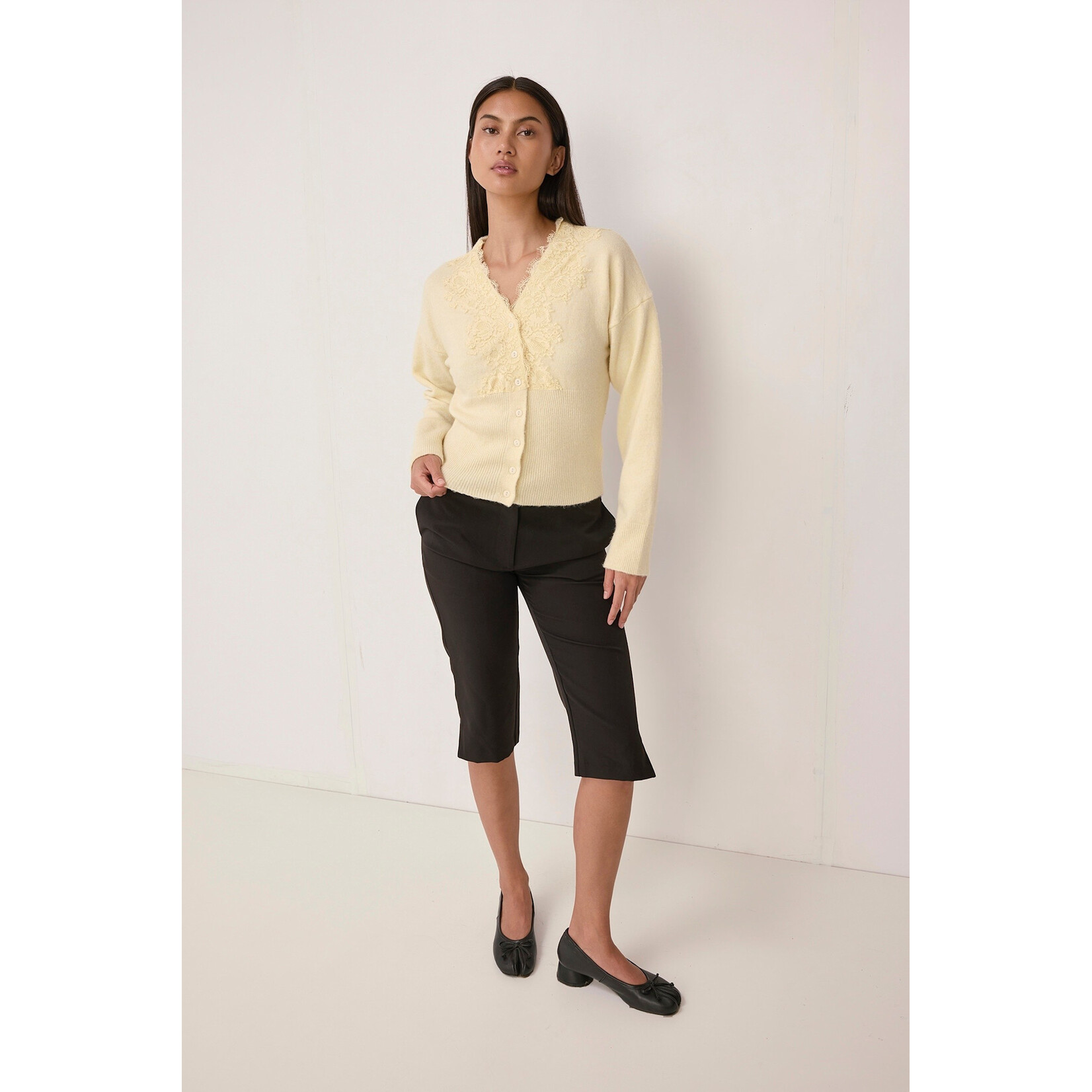 AVAILABLE IN CREAM & WHITE