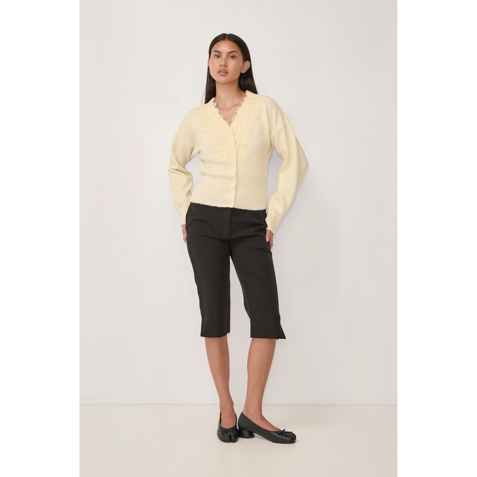 AVAILABLE IN CREAM & WHITE