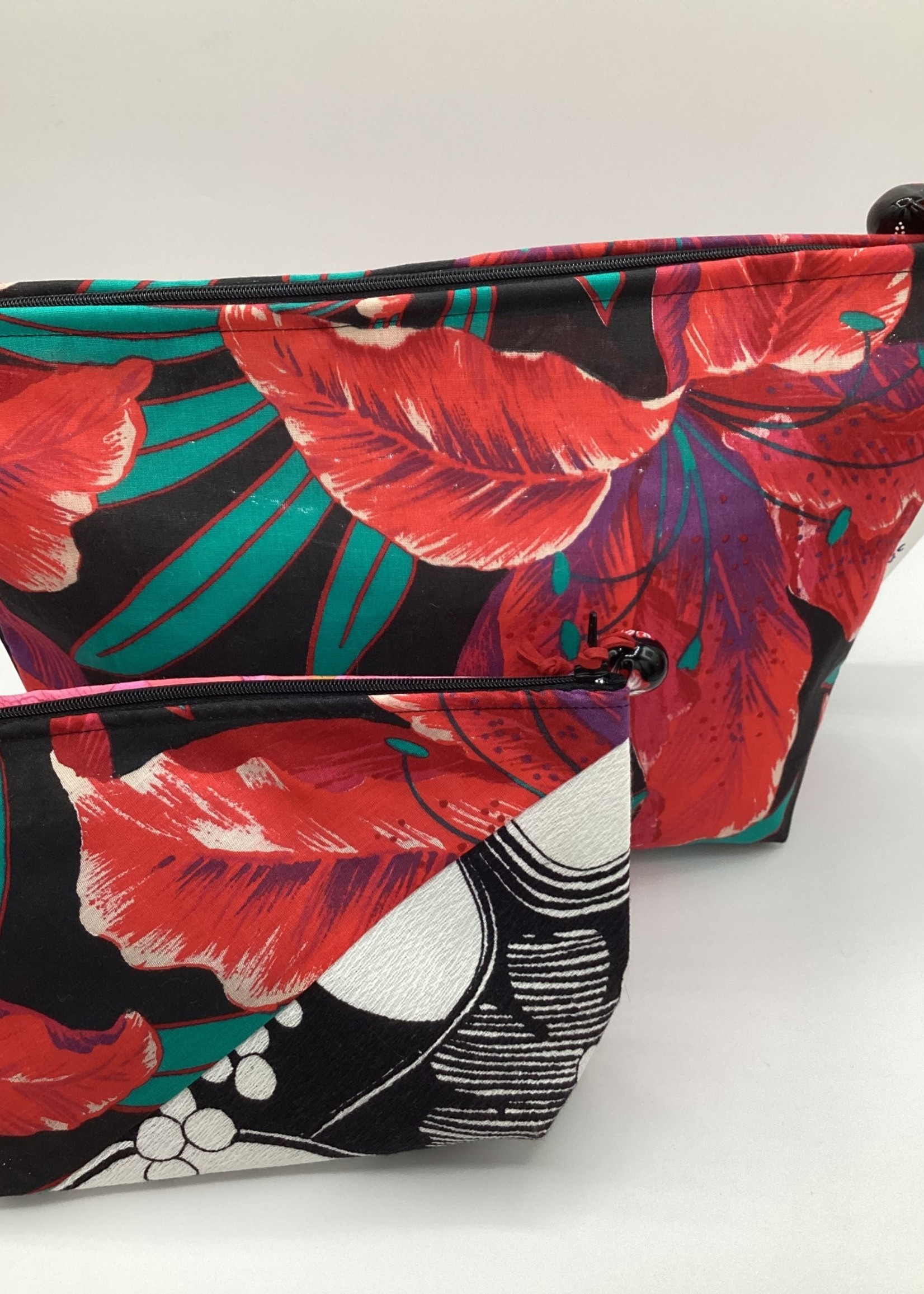 Kilohana Clothing Co. 70’s Red Floral Vintage Cosmetic Bag