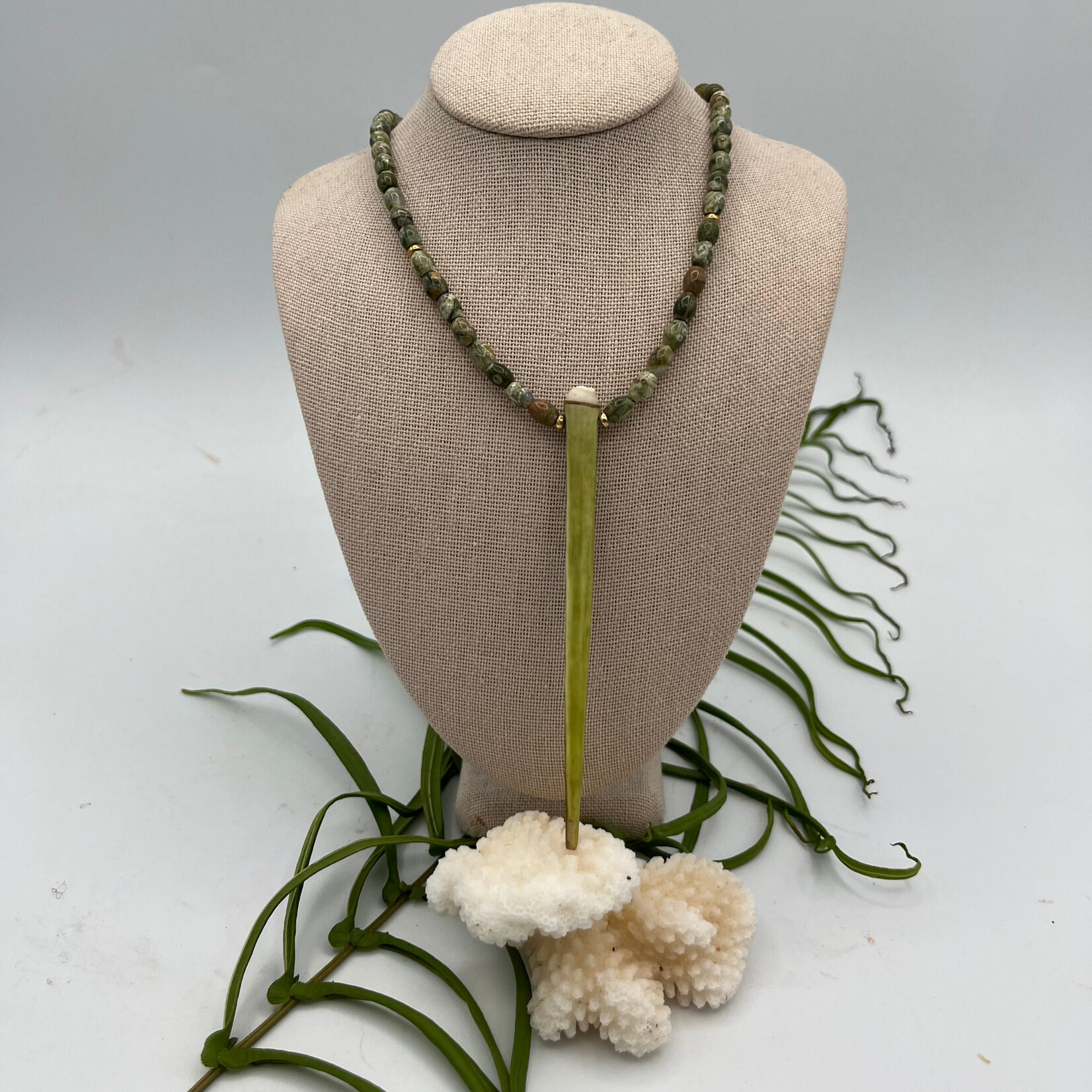 Shell Of A Life Green Agate + Wana Spine Necklace