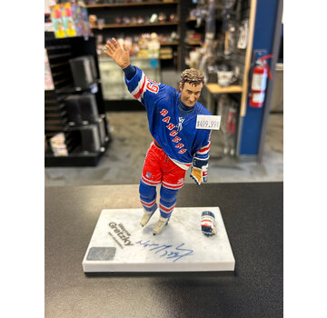 MCFARLANE MCFARLANES WAYNE GRETZKY 1997 FAREWELL SIGNED FIGURE