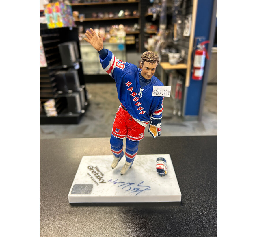 MCFARLANES WAYNE GRETZKY 1997 FAREWELL SIGNED FIGURE